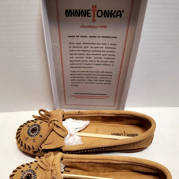 Minnetonka Moccasins Women's ME TO WE Hand Beaded Suede Leather Taupe size 8.5 - Picture 3 of 5